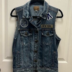American Eagle Woman’s Small Sleeveless Vest with Patches and Pockets